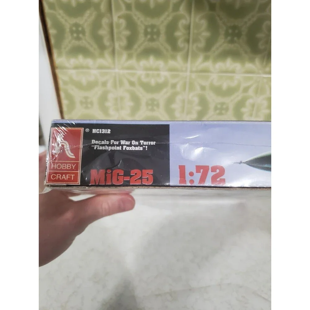 Hobby Craft MiG-25 “Foxbat” 1:72 HC1312 Model Airplane Kit Open Box